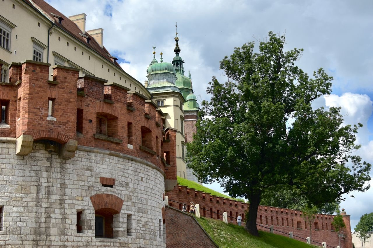Capture of the iconic Wawel Castle in Kraków, featuring medieval architecture under a clear blue sky.